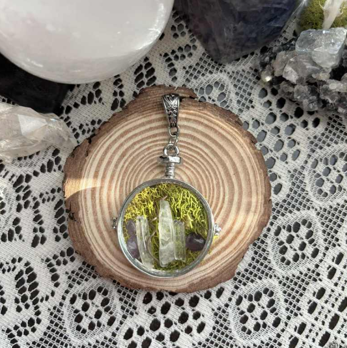 Lg Curiosity Locket I